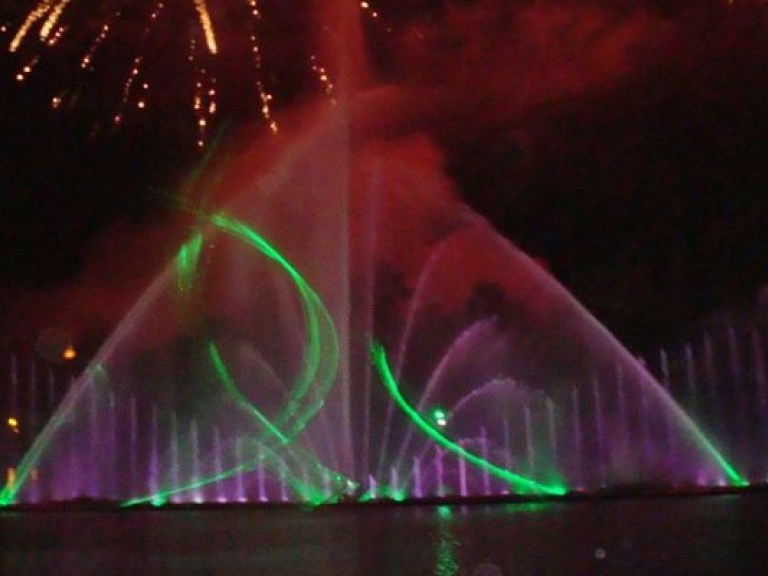 В Киеве появился первый плавающий светомузыкальный фонтан