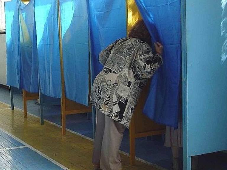 Члены комиссий заходят в кабинки для голосования вместе с избирателями — оппозиция