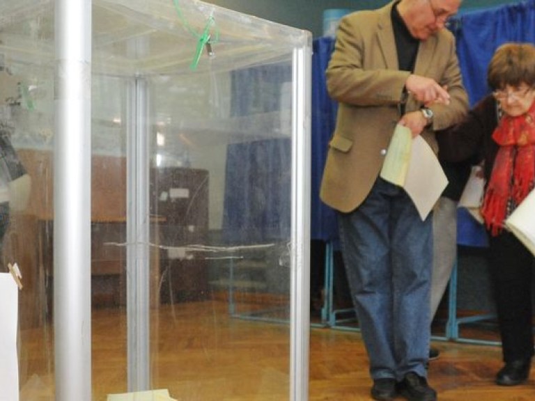 На избирательном участке в Днепропетровске вбросили пачку бюллетеней (ВИДЕО)