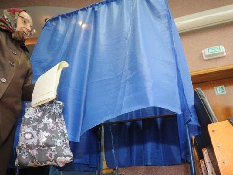 Мажоритарщик от Кличко лично проверял паспорта избирателей перед голосованием (ВИДЕО)