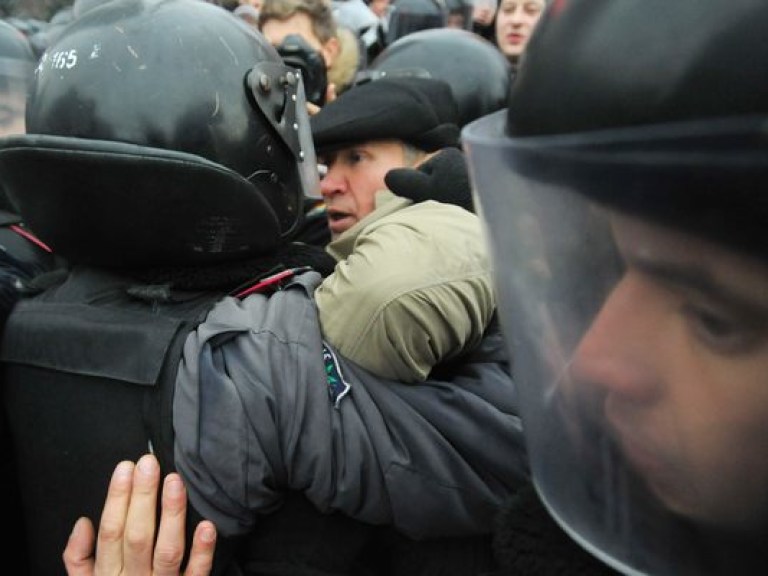 Возле ОИК №132 «Беркут» уничтожает протоколы, один человек уже в реанимации (ВИДЕО)