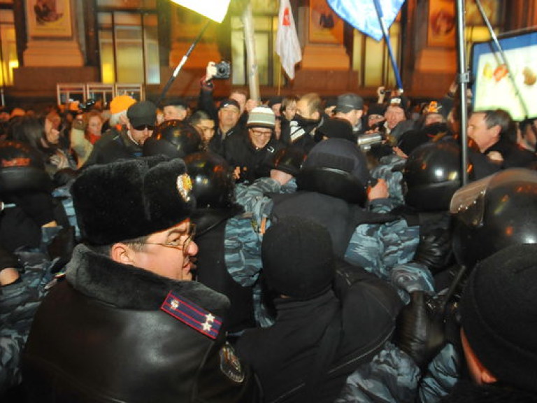 Милиционеры украли у митингующих 10 палаток — УДАР