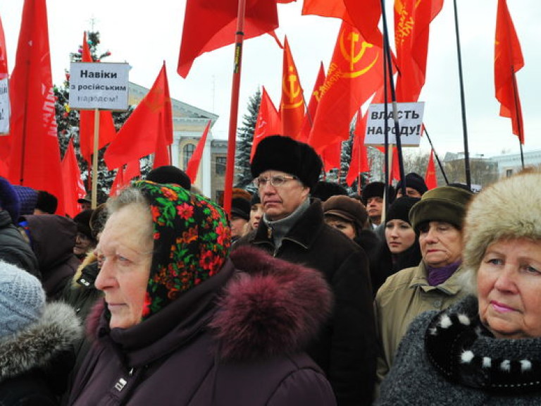 На митинге в Луганске коммунисты потребовали отставки губернатора и главы МВД области