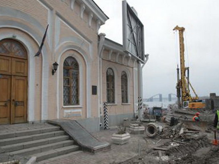 Из-за реконструкции на Почтовой площади рушится памятник архитектуры (ФОТО)
