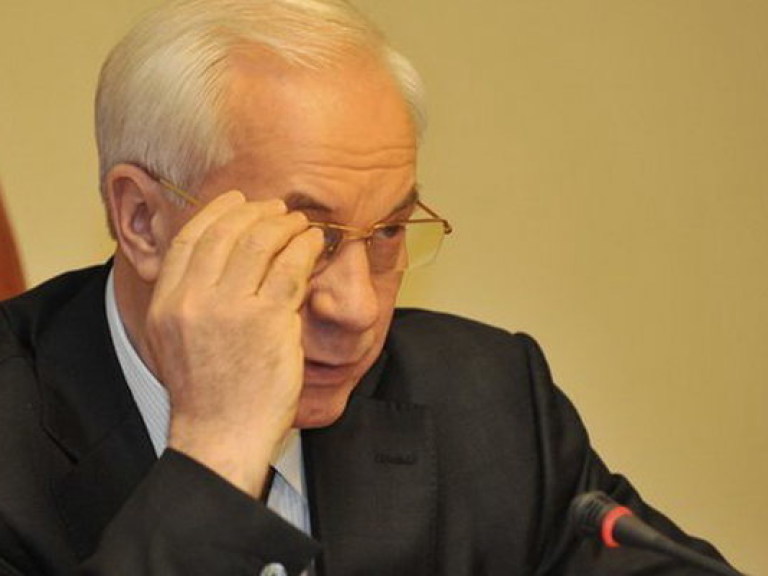 Азаров провел в соцсети лекцию о вреде курения