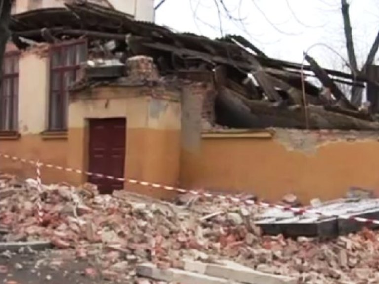 ЧП в Чернигове: рухнул спортзал в школе (ФОТО, ВИДЕО)