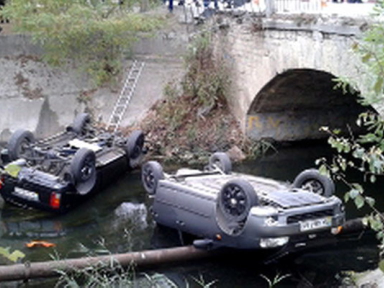 В Феодосии две машины упали с моста в реку