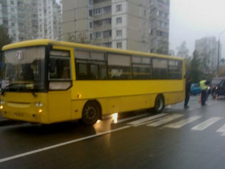В Умани легковушка врезалась в рейсовый автобус