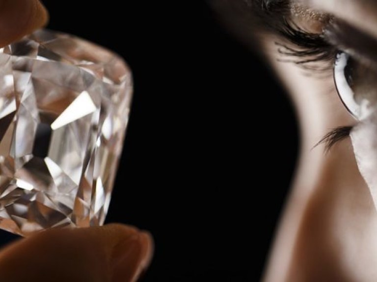 Один из крупнейших бриллиантов в мире продан за 21,5 млн. долларов