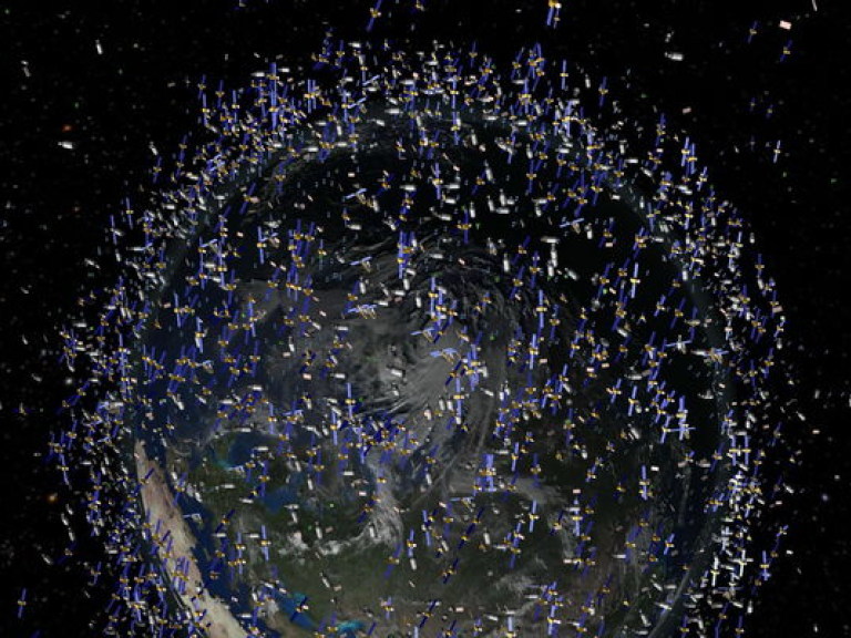 Вскоре все спутники и космический мусор могут рухнуть на Землю