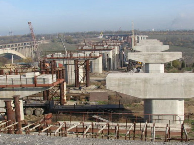 Строителям мостов через Днепр в Запорожье перестали платить зарплату