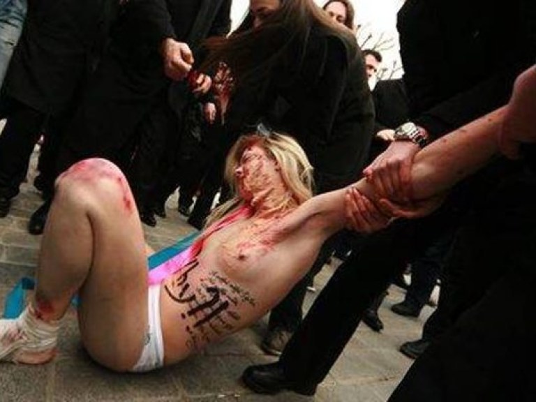Парижане избили активисток FEMEN