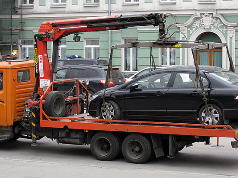 Киевские чиновники хотят возобновить эвакуацию автомобилей