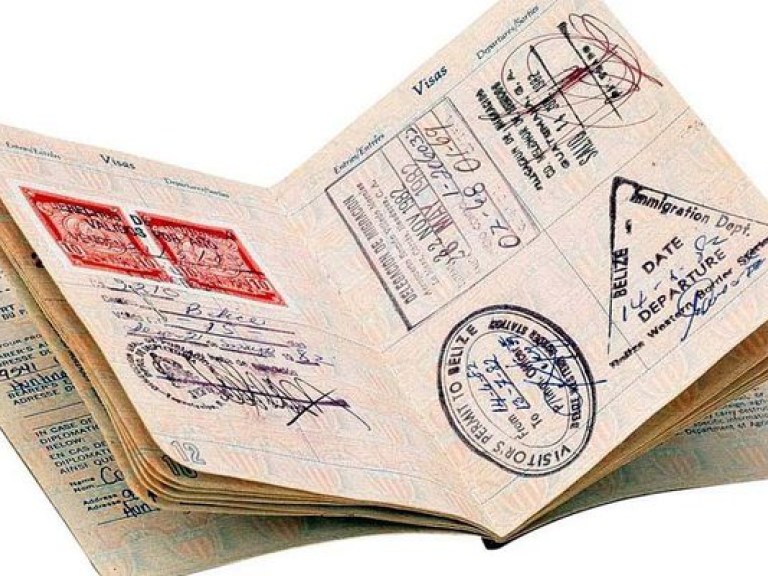 Отказывающиеся от биометрических паспортов граждане могут стать невыездными &#8212; Мирошниченко