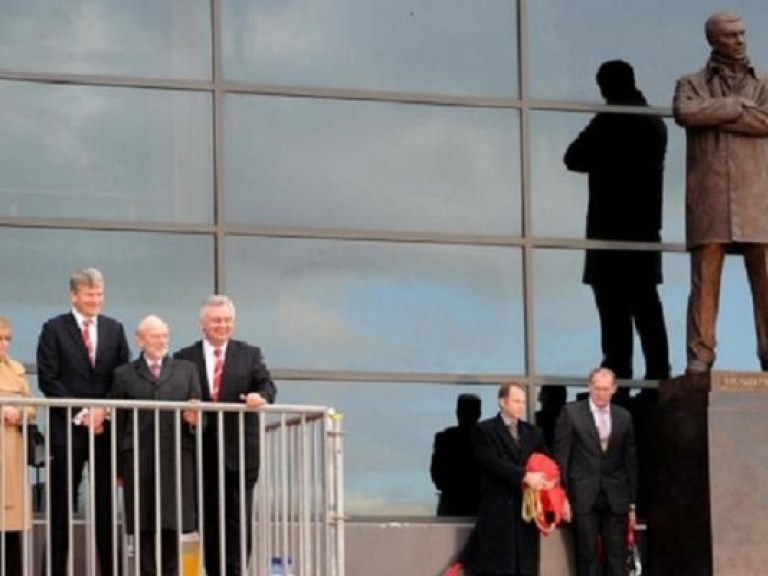 Легендарному тренеру Манчестер Юнайтед поставили памятник при жизни (ФОТО)