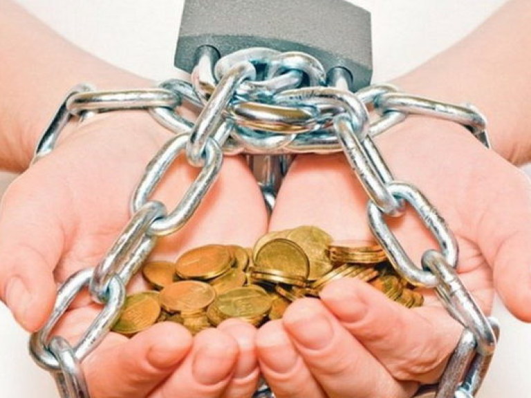Банки начинают задерживать депозиты – эксперт