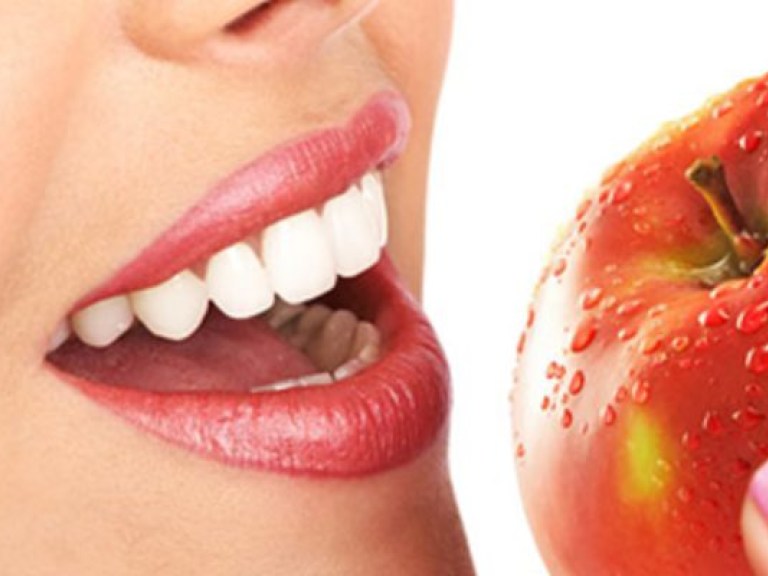 Стоматолог назвал пользу от зубной нити мифом