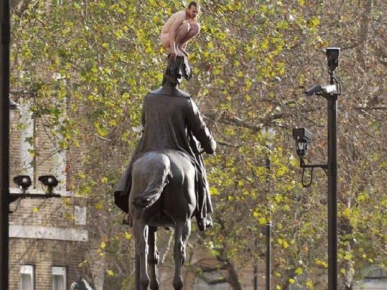 МИД установил личность украинца, который голышом залез на статую в центре Лондона (Фото)