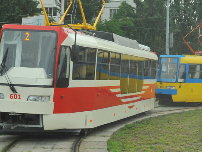 В Харькове на трамвайных путях столкнулись две машины