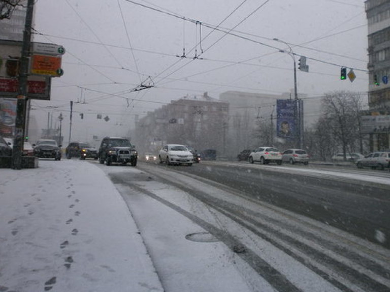 В КГГА уверяют, что начали убирать столицу от снега