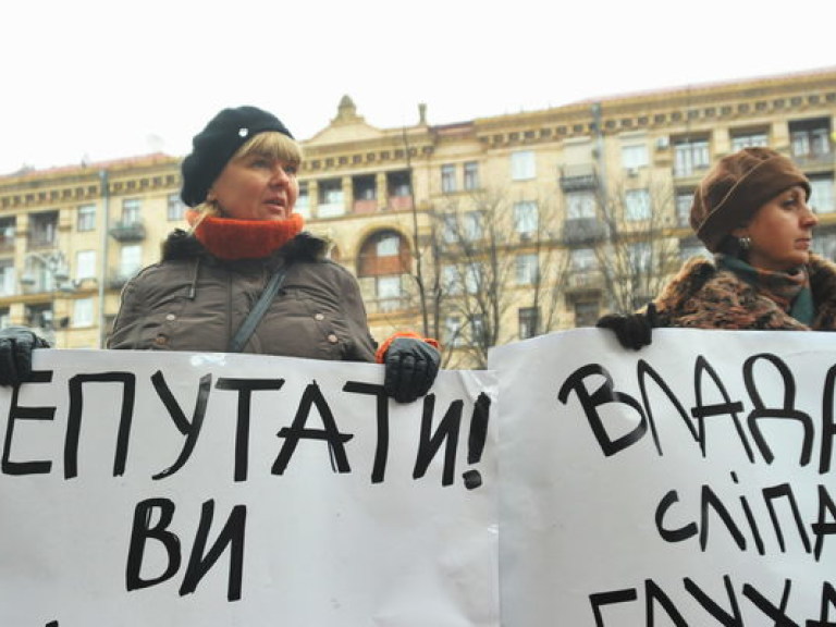 Около 200 ученых митингуют возле ВР против принятия госбюджета-2013