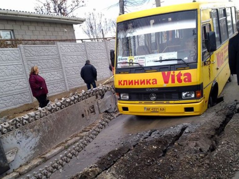 В Симферополе маршрутка провалилась под асфальт