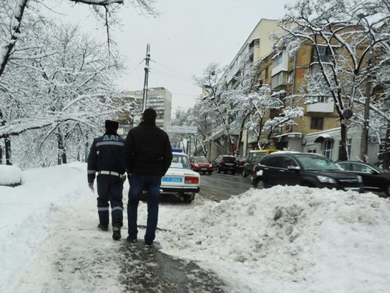 ГАИ просит водителей не ездить в снегопад