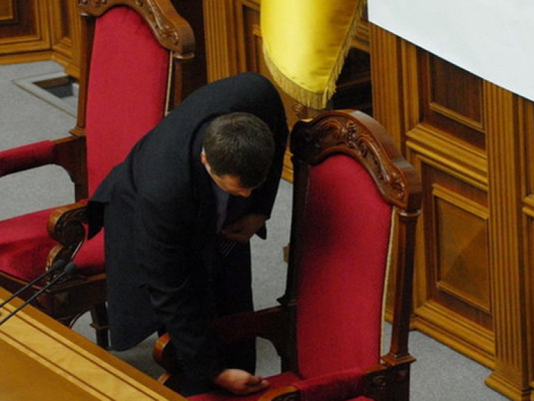 Оппозиция блокирует трибуну парламента