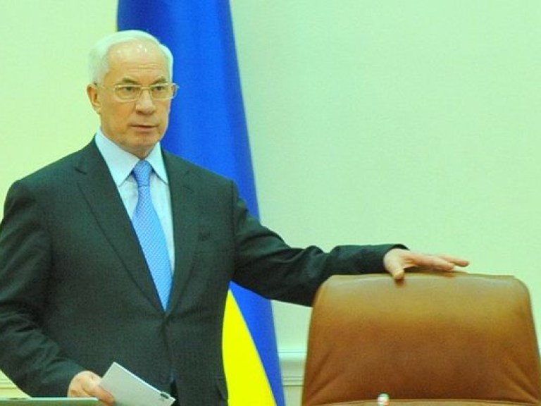Азаров решил не переутруждаться
