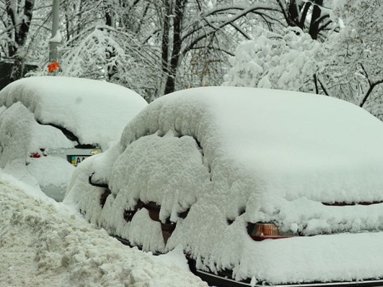 В воскресенье из снеговых заносов освободили почти 2 тысячи автомобилей