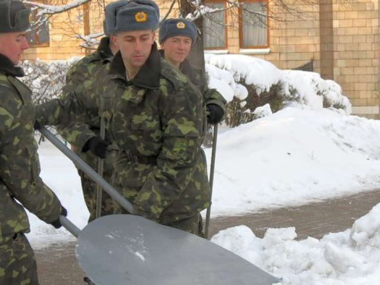 На Прикарпатье военные расчищают взлетную полосу аэродрома от снега