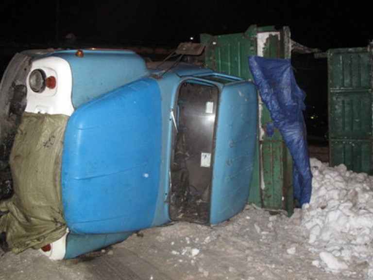 В Киеве перевернулся грузовик со снегом (ФОТО)