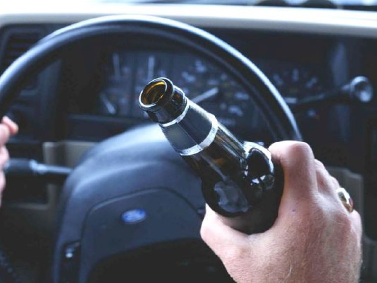 Каждый третий украинский водитель не опасается сесть за руль, немного выпив