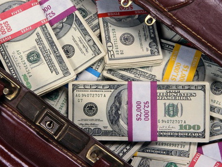 Кто-то «тащит» миллиарды из казны и меняет их на доллары – эксперт