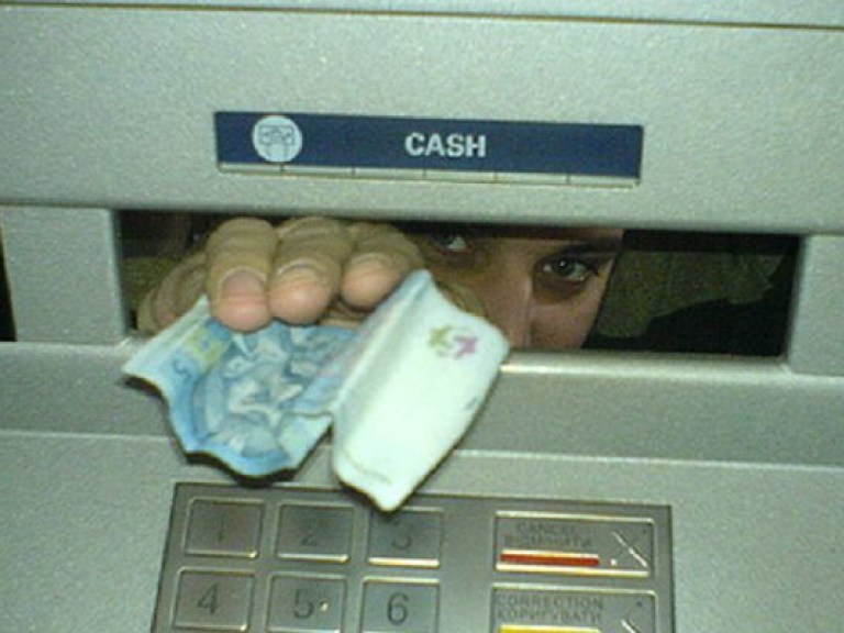 Банкир: валютные банкоматы – «дорогое удовольствие» для банков