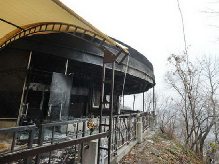 В сгоревший ресторан &#171;Аура&#187; поселились бомжи &#8212; СМИ