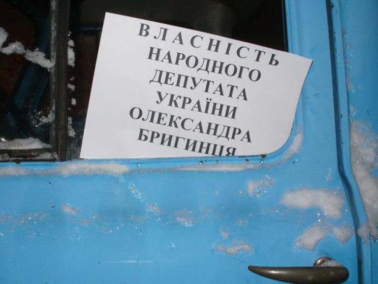 В Киеве напали на машину народного депутата (ФОТО)