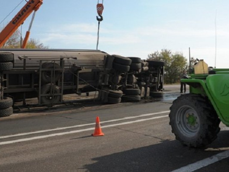 На трассе Киев-Харьков перевернулся грузовик: движение заблокировано