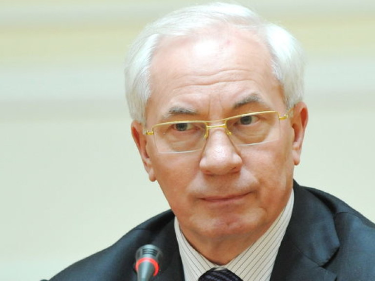 Азаров рассказал, где будет отмечать Новый год
