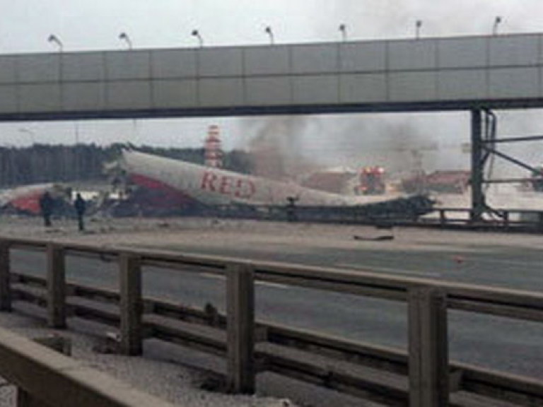 В московском аэропорту «Внуково» самолет развалился на куски при аварийной посадке