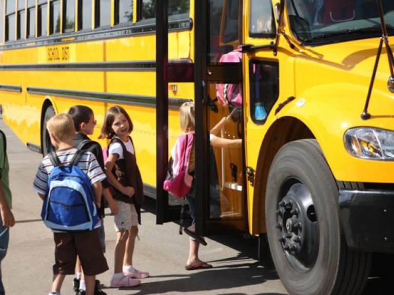 Молодые мамы разделись, чтобы собрать деньги на школьный автобус (ВИДЕО)