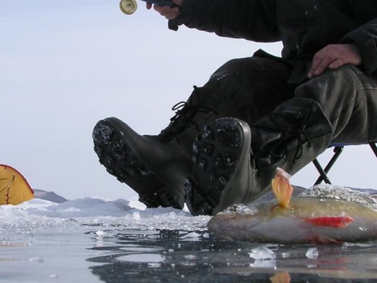 В Хмельницкой области 17 рыбаков едва не встретили Новый год на льдине