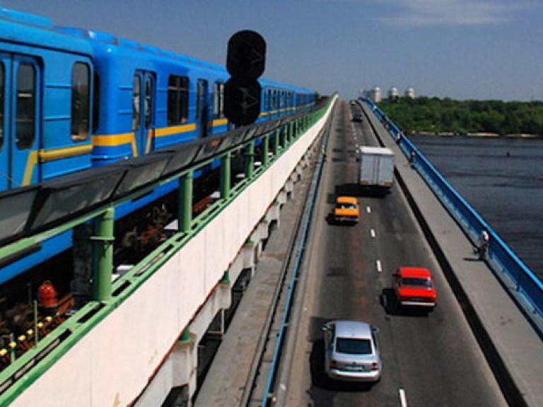 В Киеве образовалась огромная пробка на мосту «Метро»