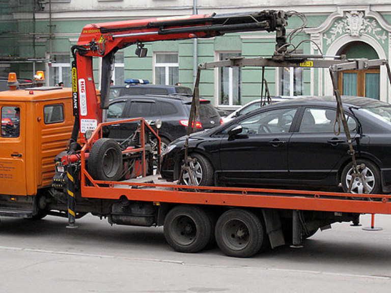 На трассе Полтава-Кременчуг автомобиль столкнулся с эвакуатором: погибла девушка