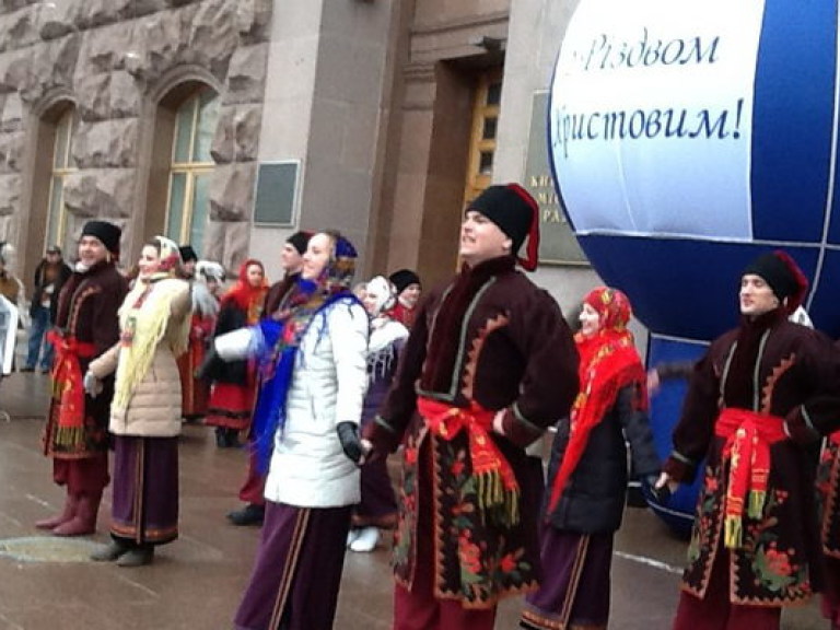 На главной улице Киева проходит рождественский концерт (ФОТО)