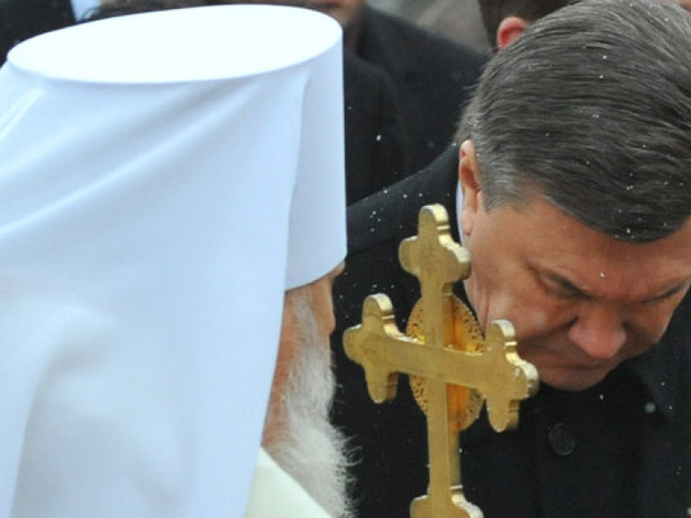 Янукович с Пшонкой приняли участие в рождественском богослужении
