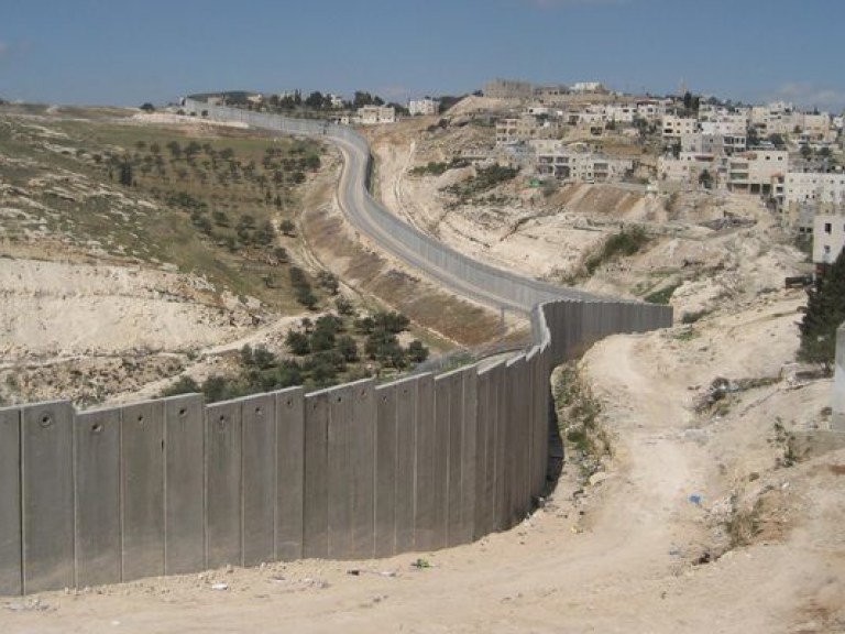 Израиль отгородится от внешнего мира бетонной стеной
