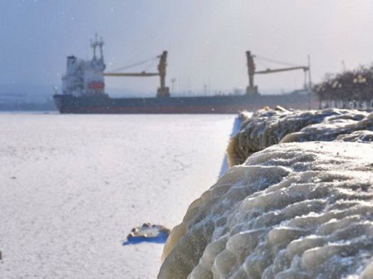 Из-за морозов в Керчь-Еникальськом канале образовалась пробка