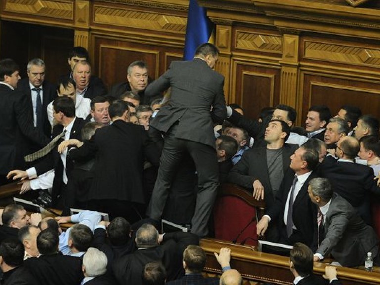 Оппозиция блокирует работу парламента