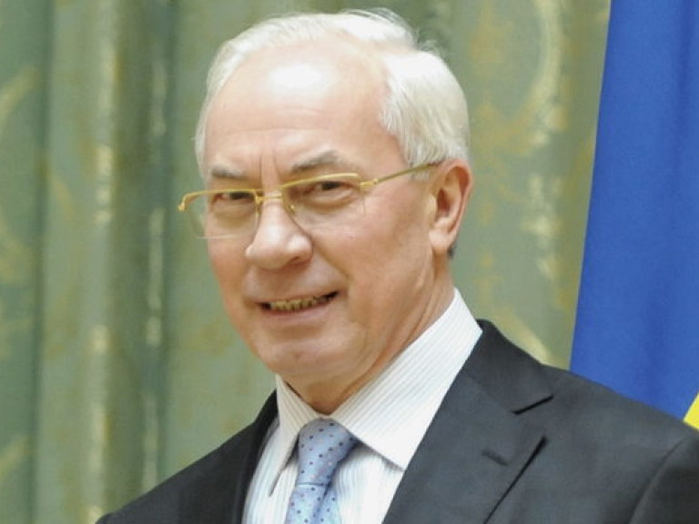 Азаров хочет вступить «и туда, и сюда»
